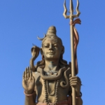 01.02.022 shiva god met drietand staand