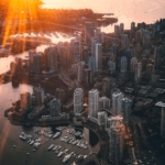 02.02.019 stedelijke luchtfoto tijdens zonsondergang staand