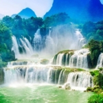 03.02.005 watervallen in de jungle liggend