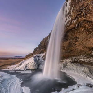 03.02.014 seljalandsfoss grot ijsland in de winter staand