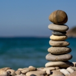 03.03.010 balans stenen met zee liggend