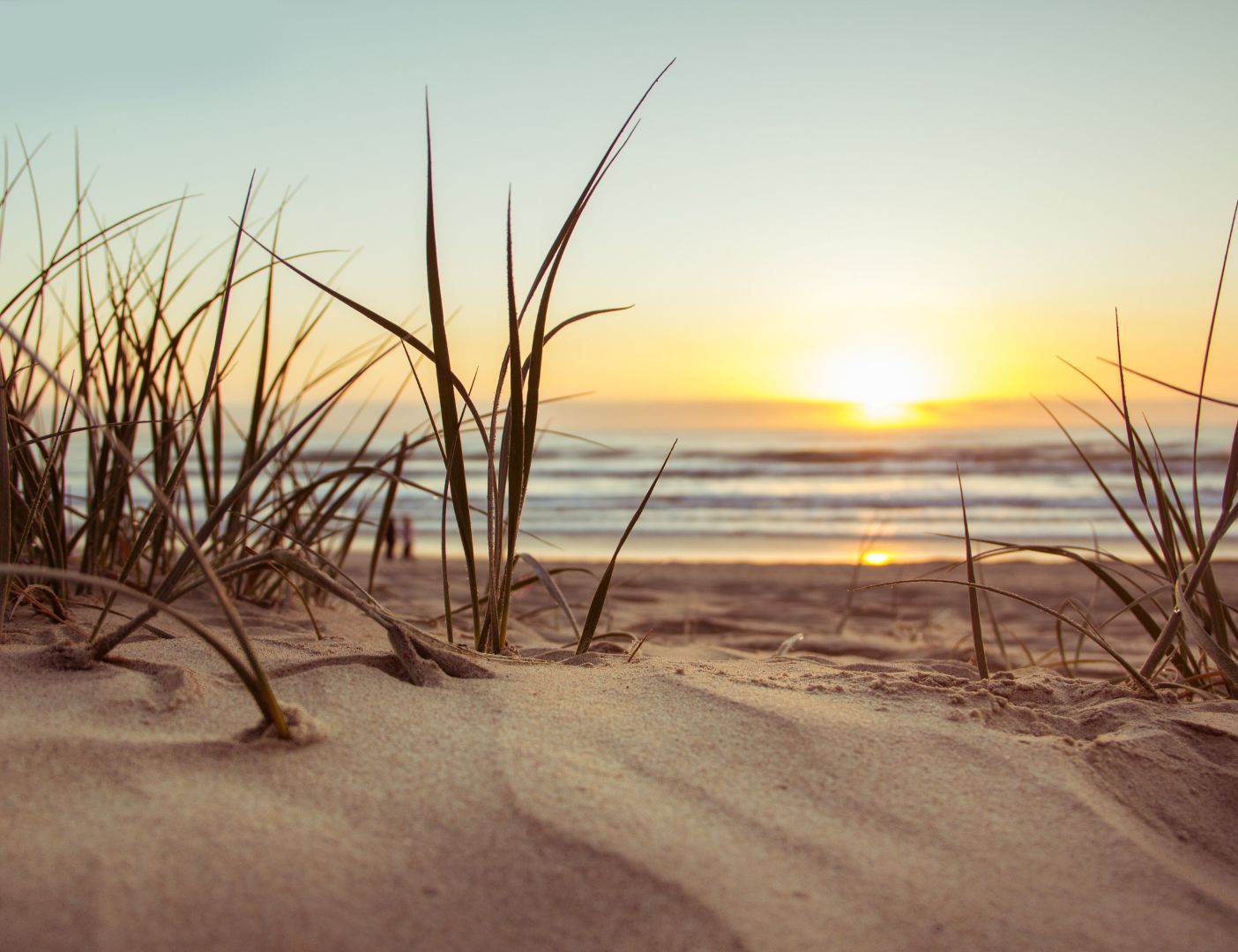 03.03.011 zonsondergang op het strand liggend