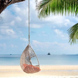 03.03.016 schommelstoel aan palmboom staand