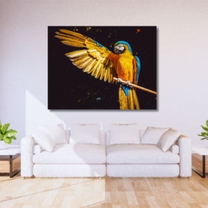 03.05.012 kleurrijke papagaai met gespreide vleugel woonkamer sfeer liggend