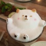 12.01.014 latte met een beertje van melk schuim staand